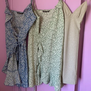 Söta klänningar  - Glittriga klänningen 100 och den blåa samt gröna 50. Aldrig använda 