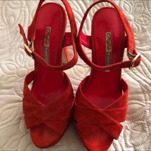 Buffalo London Strl 38 - Högklackade skor från Buffalo London. Aldrig använda, endast provade inne detta pga att jag ej trivs i dom. Storlek 38 Köra för 89,90 euro