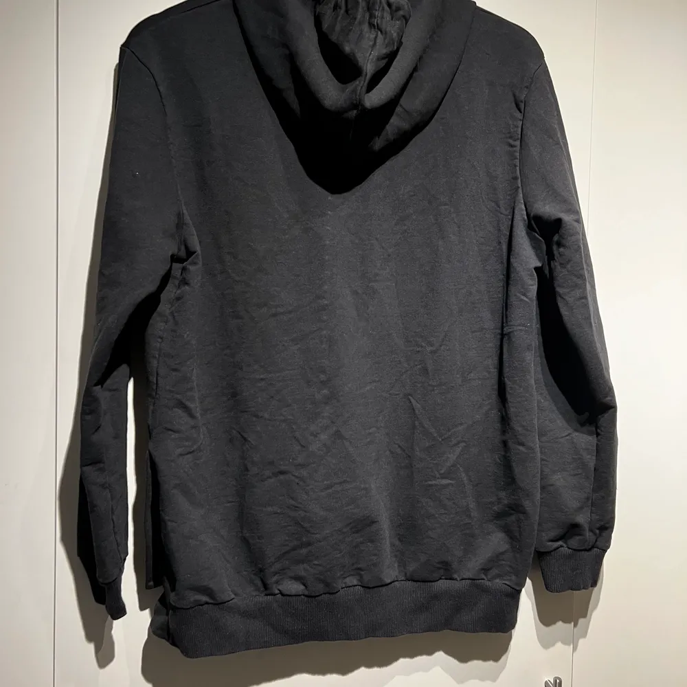 Vanlig basic svart hoodie med sidoknapparna  Cond 9/10. Hoodies.