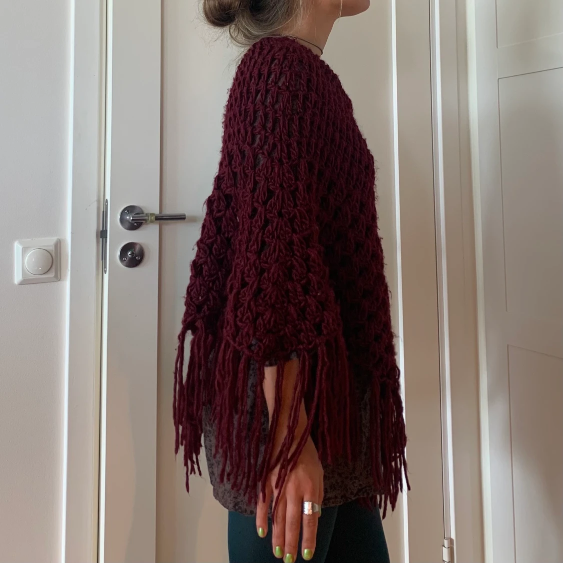 Vinröd stickad poncho  - 91