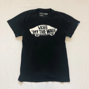 VANS t-shirt S - Märke: VANS Färg: svart/vit Storlek: s (34/36) Modell: dam/kvinna/womens Mitt pris: 50 kr   Kolla in mina andra annonser, säljer bl.a Levis, Champion, Victorias Secret, Tommy Hilfiger, Calvin Klein, Adidas, Nike, Puma, Aimn, Gymshark, Brandy Melville, Zar