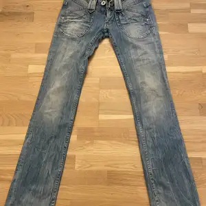 ljusblå lågmidjade pepe jeans. skitsnygga men tyvärr för små för mig. skriv privat om du vill köpa eller buda i kommentarerna!