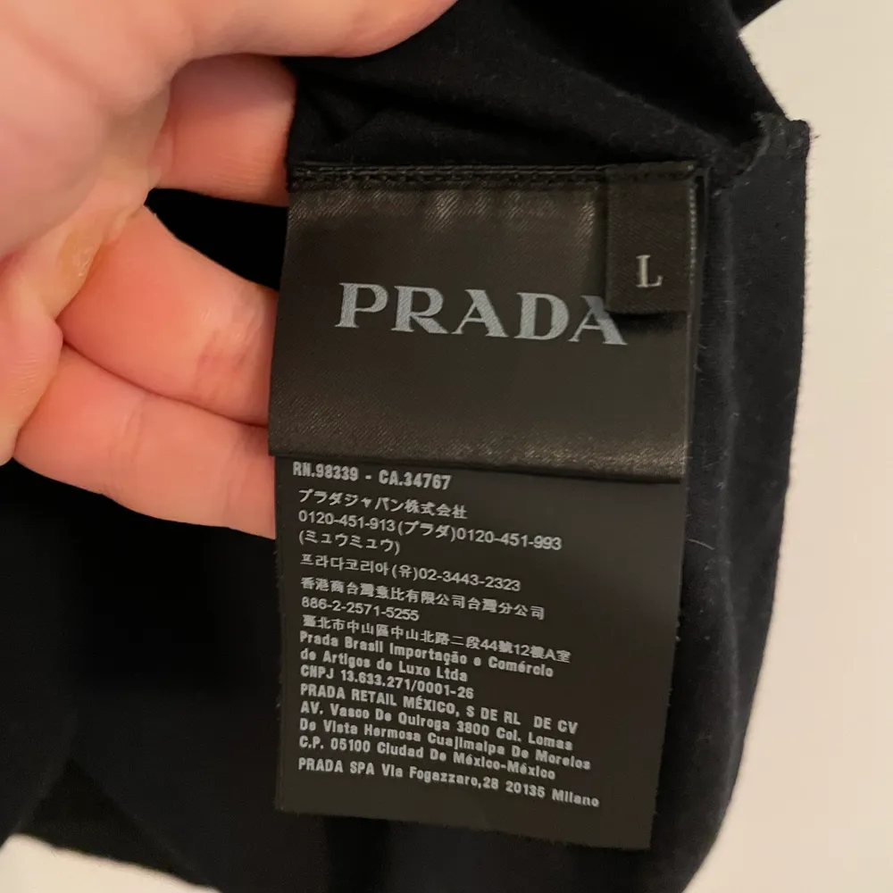 Prada t-shirt som endast blivit använd 1 gång. Passar medium men är i stl L, köpt i Italien för 5250. . T-shirts.