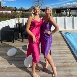 Lila klänning - Säljer min lila klänning i siden, använd en gång😇