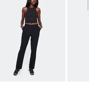 Kostymbyxor - Kostymbyxor från bikbok i storlek 36. Som nya. Säljes pga att de är för korta för mig som är 180cm. Ca 82 cm innerbenslängd.  300kr inklusive frakt Kan ta egna bilder vid intresse🥰