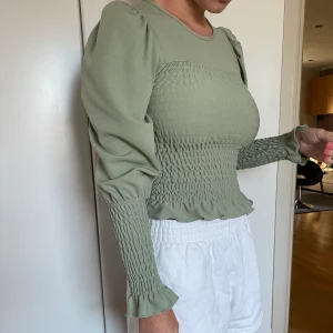 Grön blus - Knappt använd, hör av er vid intresse!