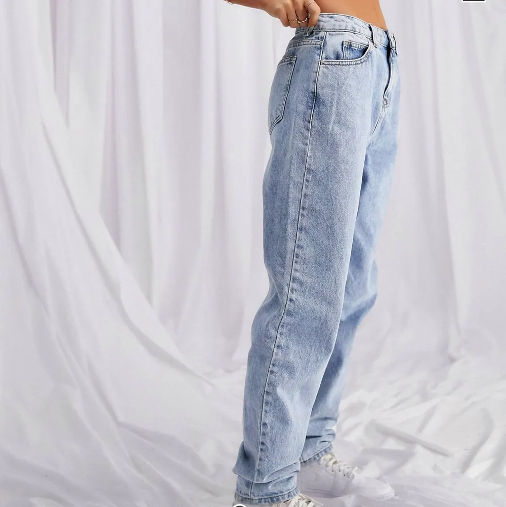 Säljer dessa helt underbara jeans från ASOS helt nya aldrig använda då det kom hem fel storlek dessa är i storleken W36 L34 och är i en himmelsk blå färg 💙 nypris är 319 mitt pris 199 . Jeans & Byxor.