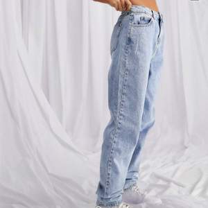 Säljer dessa helt underbara jeans från ASOS helt nya aldrig använda då det kom hem fel storlek dessa är i storleken W36 L34 och är i en himmelsk blå färg 💙 nypris är 319 mitt pris 199 