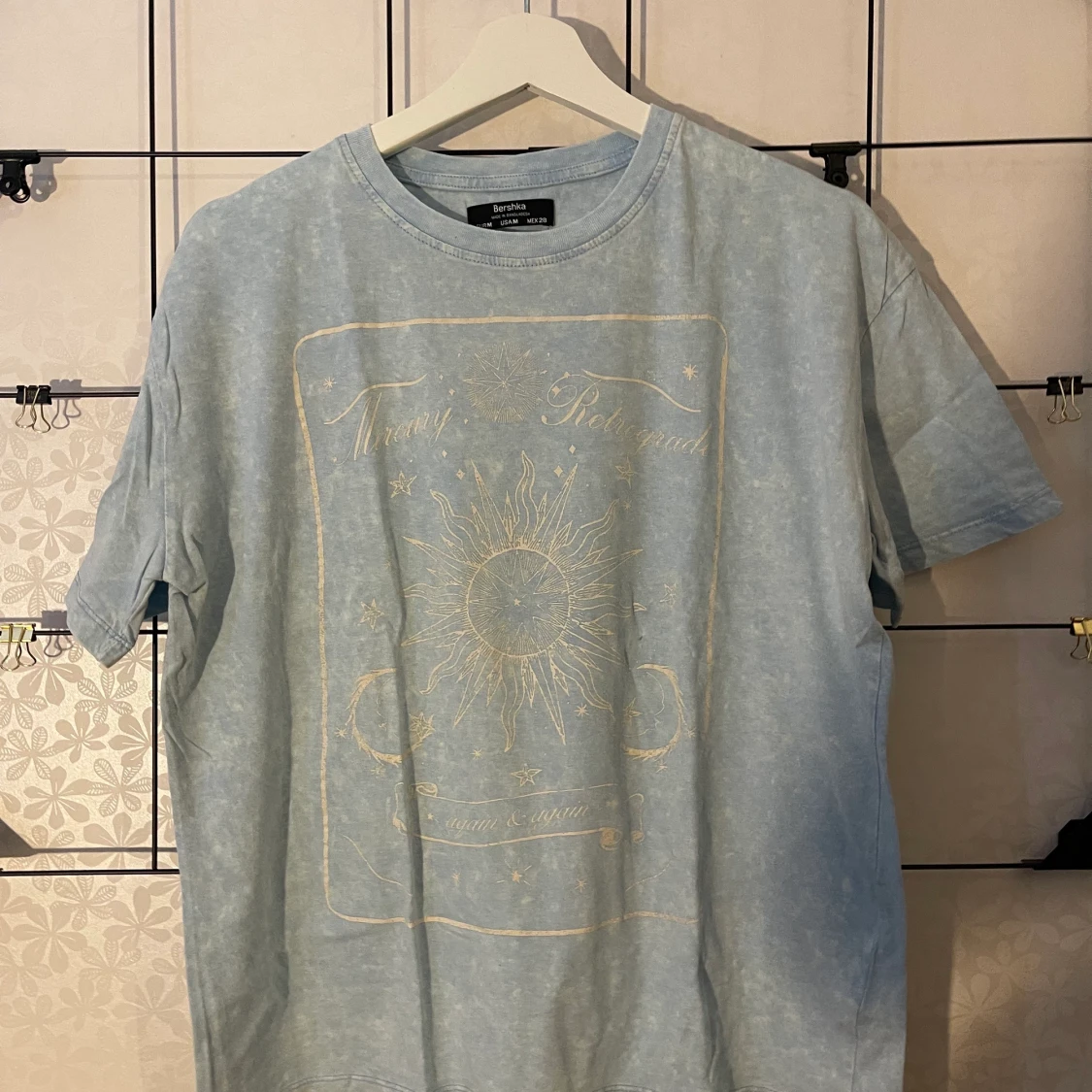 En baby blue  T-short från Bershka i storlek M  - 91