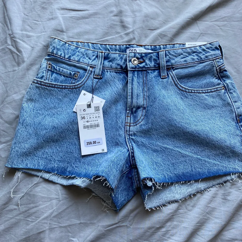 Nya oanvända jeans shorts från zara med lappen kvar💙💙. Shorts.
