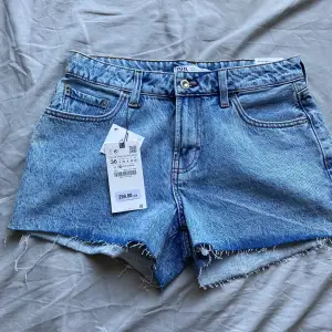 Nya oanvända jeans shorts från zara med lappen kvar💙💙