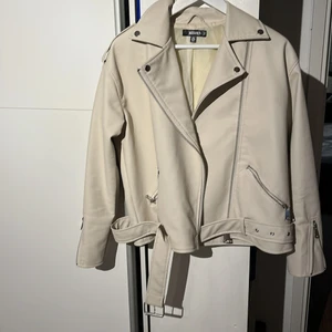 Beige skinnjacka  - Helt oanvänd skinnjacka från Nelly, storlek 36. 