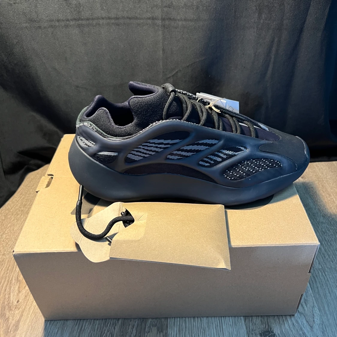 Yeezy 700 V3 Dark glow  - 90