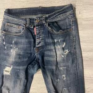 Dsquared jeans i storlek 152 A kopia. Ser äkta ut och ligger ute för billigt pris