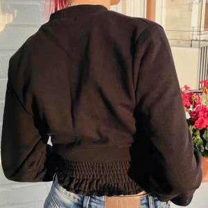 Svart långarmad FBsister tröja - 💕Svart långärmad tröja med ruggig detalj💕 Bra skick! Kontakta för mer info/bilder! 60kr utan frakt!