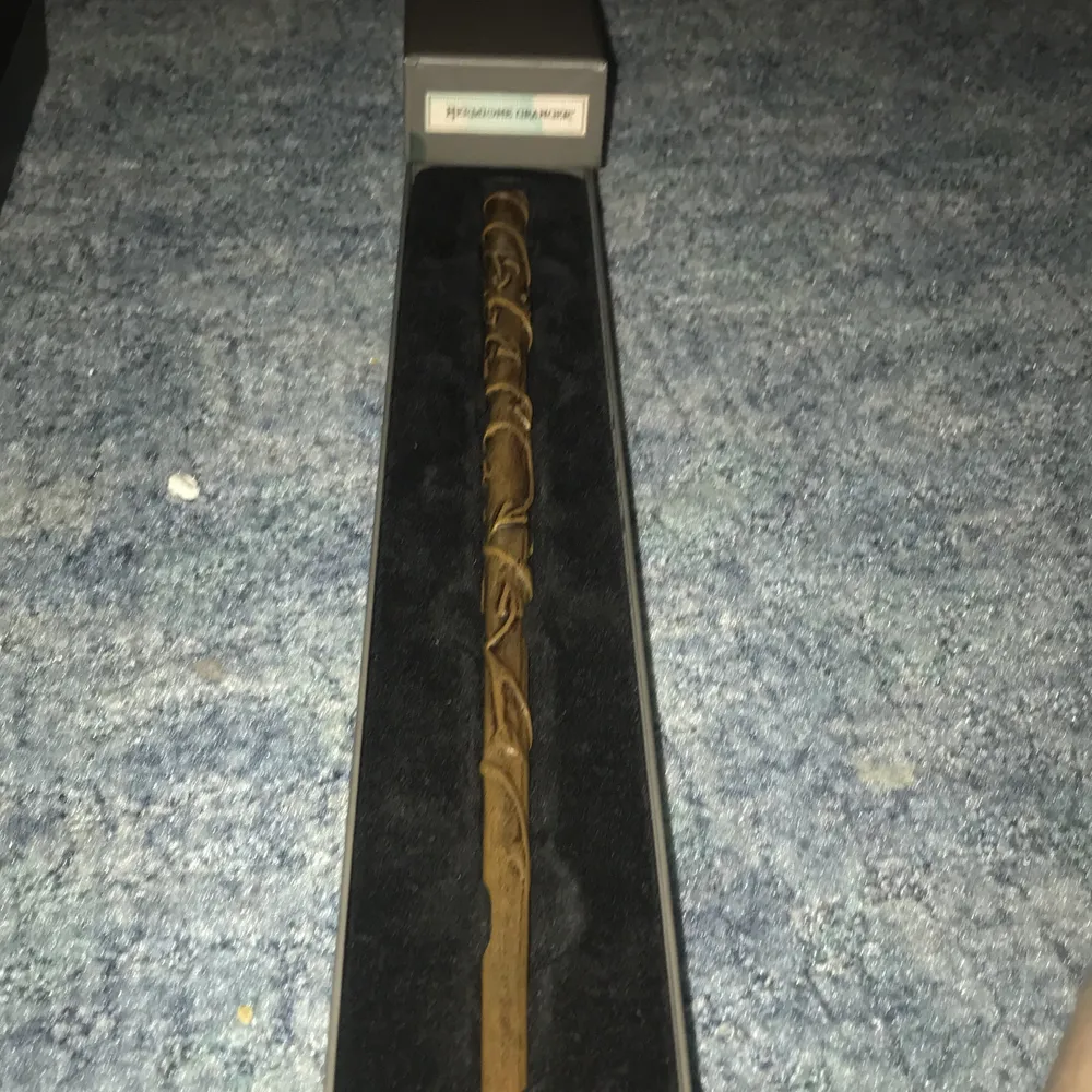 Neville longbottoms trollstav- 200  Hermione Grangers trollstav -(liten defekt på namnskylten på kartongen) 150kr   Båda för 300kr . Övrigt.