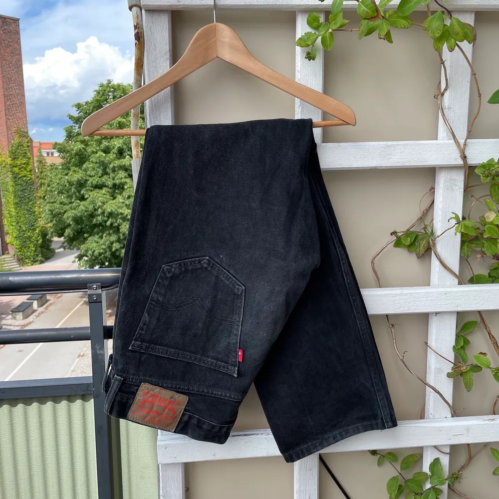 SVARTA LEVI’S 505 JEANS, SKICK: Större hål vid knäet med svart jeans patch påsytt under, ihop sytt hål bredvid gylf.  PASSFORM: W34 L32, Sitter baggy, lite mindre än vad storleken är. . Jeans & Byxor.