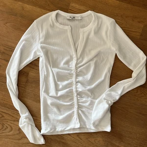 Vit topp oanvänd  - Tunn fin topp i storlek S! Långa ärmar och går att knäppa upp knapparna. 