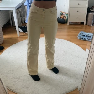 Gula jeans - Ljusgula jeans från Bik Bok. Nästan aldrig använda då färgen inte passa mig!!!  Frakt ingår ej i priset. 