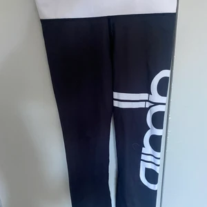 Aimn träningsbyxor  - stl xs.  Kan skicka bild med byxorna på om det önskas. De är mörkblåa.