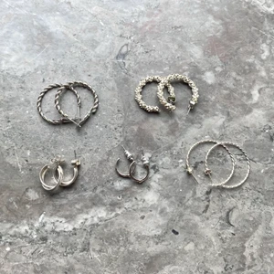 Örhängen  - Säljer örhängen i olika storlekar till ett väldigt bra pris! De kostar 30-50kr styck så skriv till mig om du är intresserad av någon speciell eller köp alla dirket för 155kr💗