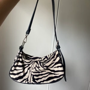 Zebra väska - Väska från Gina tricot. Kan mötas i Stockholm annars står köparen för frakten<3