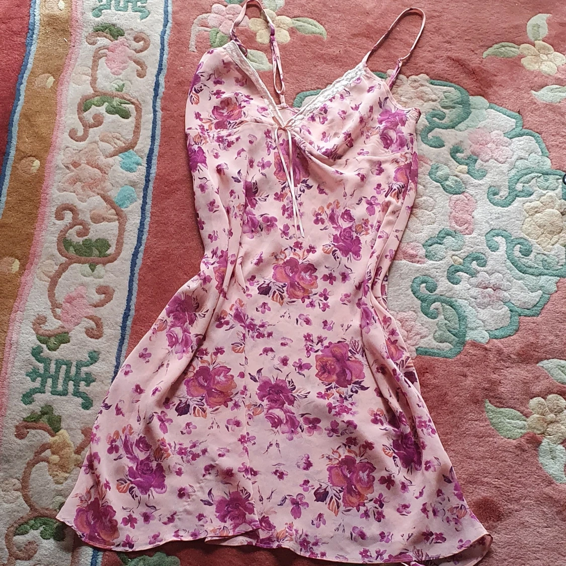 Super fin satin klänning  - 90