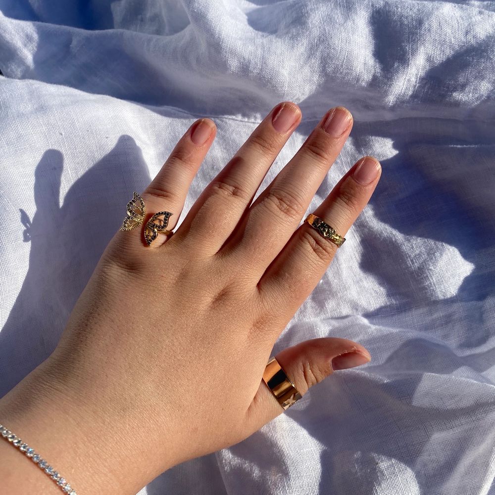  Butterfly ring och simple gold ring är guldpläterade och Alydia ring är gjord av rostfritt stål vilket gör att de inte tappar färg.  Butterfly ring 59:- Simple gold ring 49:- Alydia ring bundle (två matchande ringar)  29:-  Standardfrakt 19:-. Accessoarer.