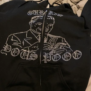Rhinestone hoodie - Säljer nu min rhinestone hoodie använd fåtal gånger i nyskick