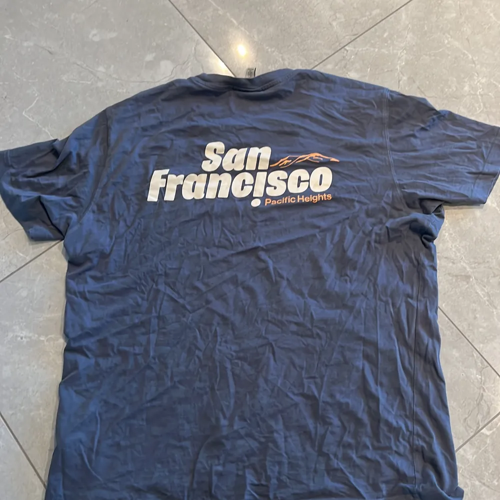 San Francisco t shirt  Storlek L. T-shirts.