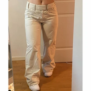 Beiga byxor - Säljer mina superfina beiga byxor från Street One. De har ett bälte med knappar som gör att man kan justera midjan super fint. De ser lite ut som cargos men de har inga fickor på benen. De är långa på mig som är ca 160 även när jag har skor på.💞