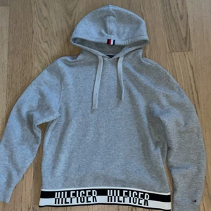 Tommy Hilfiger - Jag säljer min Tommy Hilfiger Hoodie då jag vuxit ur den. Köpt 2019 men använd bara ett fåtal gånger, alltså så är den i ett mycket bra skick. Nypris 1800 men eftersom den är 3 år gammal så sänks priset ganska mycket.
