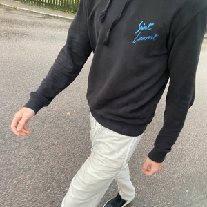 SAINT LAURENT SIGNATURE SCRIPT HOODIE - Sälja för ca 4000kr ny. Säljer åt en vän. Han använder den inte längre och vill därför sälja🙂. Mitt pris: 2400