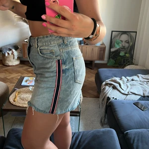 Jeans kjol  - En jeanskjol fr Zara med detaljer på sidorna i strl M! 💞 Använd få gånger & den är i väldigt fint skick, dock är det små gula fläckar (se bild 3) från neon färg, går säkert att få bort med rätt medel som vanish eller galltvål, har själv inte testat! 💛