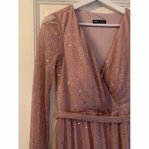 Balklänning från shein  - Från shein Storlek M  Aldrig använd, endast testad 2 ggr