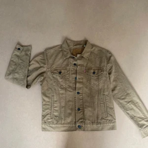 Levis jeans jacka - Äkta, inte använt den så mkt. Färgen är senapsgul. Måste bort asap