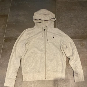 Polo grå hoodie - Polo ralph lauren hoodie storlek-S säljes. Kondition 8/10