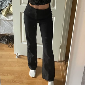 Kostymbyxor  - Svarta kostymbyxor från Bik Bok i modellen Vilma! Säljer då dom tyvärr är lite stora för mig:( Storlek 34 men skulle säga att de passar 36 också🖤🖤 Köpare står för frakt, skriv privat vid fler frågor🥰 (smutset är på spegeln inte byxorna)