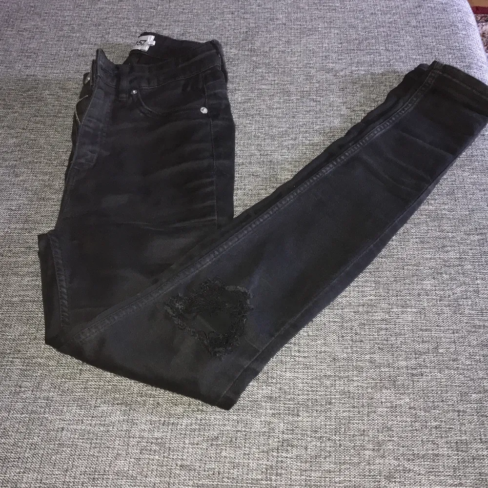 Ett par svarta skinny jeans med hål från lager 157. Använd ett fåtal gånger, bra skick dom är högmidjade. Skickar mer bilder om det behövs. . Jeans & Byxor.