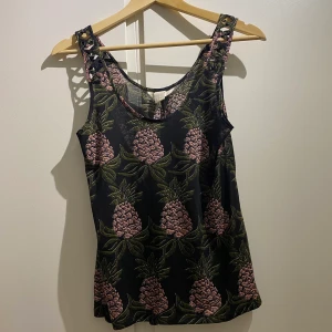 Pineapple top🍍 - Somrig topp med rosa ananas och detaljer på axelbanden. Knappt använd. Hör av dig för fler bilder eller vid frågor. 