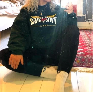 Thrasher X Venture Sweatshirt - Kollar intresset på min Thrasher X Venture sweatshirt i strl M. Svår att få tag på numera, köpte den för 2 år sedan. Använd men i fint skick, någon spricka i själva trycket men inget man tänker på. Kan gå ner i pris vid snabb affär 