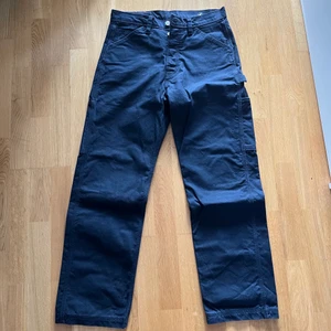  Carpenter pants  - Ett par feta Levis Carpenter pants i perfekt skick, skriv vid frågor/köp Midjemått cirka 83 Jag är 185cm som referens 