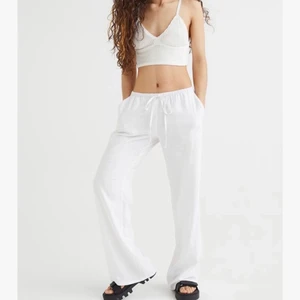 Hm linnebyxor - Helt nya med lapp kvar!! De populära lågmidjadelinnebyxor från H&M i storlek L, passar även mig som har S-M i byxor. Kan tänka mig byta mot S eller M eller sälja vid bra bud! HÖGSTA BUD 350kr!❤️‍🔥