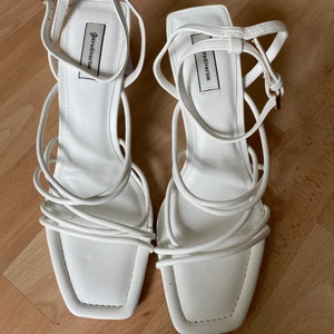 Nya klackskor från Stradivarius - De är helt oavända och köpta på asos. Jag glömde skicka tillbaka min order i tid så jag säljer de här istället… Det är därför de är ganska nära köppriset (259 kr)