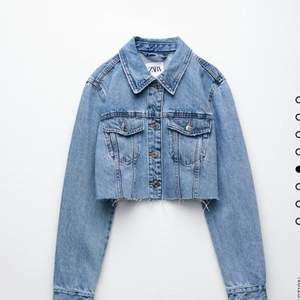 Kort jeansjacka från Zara storlek S. Prislappen är kvar. Varan är slutsåld på Zaras hemsida. Pris: 399 exklusive frakt