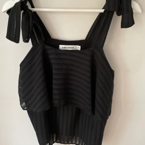 Sommartopp - Såå sött svart linne jag köpte på sellpy men det var lite litet på mig🥰