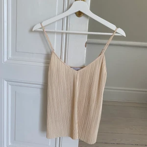 Plisserad topp &otherstories - Plisserad champagnefärgad topp från &otherstories. Såå fin till sommaren!