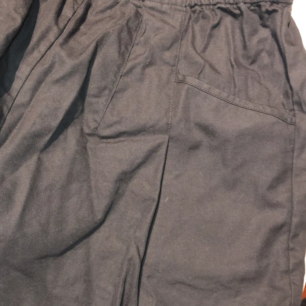 Loose-fitting paperbag Bermuda shorts with drawstring elastic waistband and pockets. Cotton blend. Mid to high waist depending on height. Metal hardware capping the drawstring. Gently used excellent condition. No holes, tears, rips, stains, snags, fading,. Shorts.