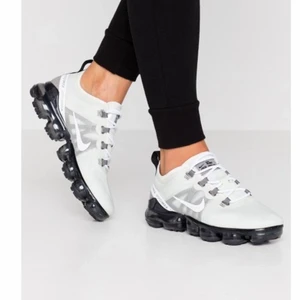 Air vapormax 2019 - Köpta på zalando för 1800. Knappt använt då det inte är min stil, finns däremot några grus fläckar tror jah som går bort ifall man tvättar dem. Storlek 39. Slutsålda på de flesta sidorna. Färg: spruce aura white metallic pewter 