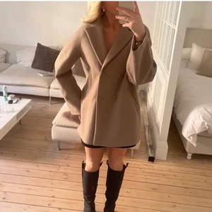 Kappa Moa Matsson  - Säljer min superfina kappa från Moa matssons kollektion med NA-KD, jackan är i superfint skick och är i strl 36. Bilderna är lånade. 